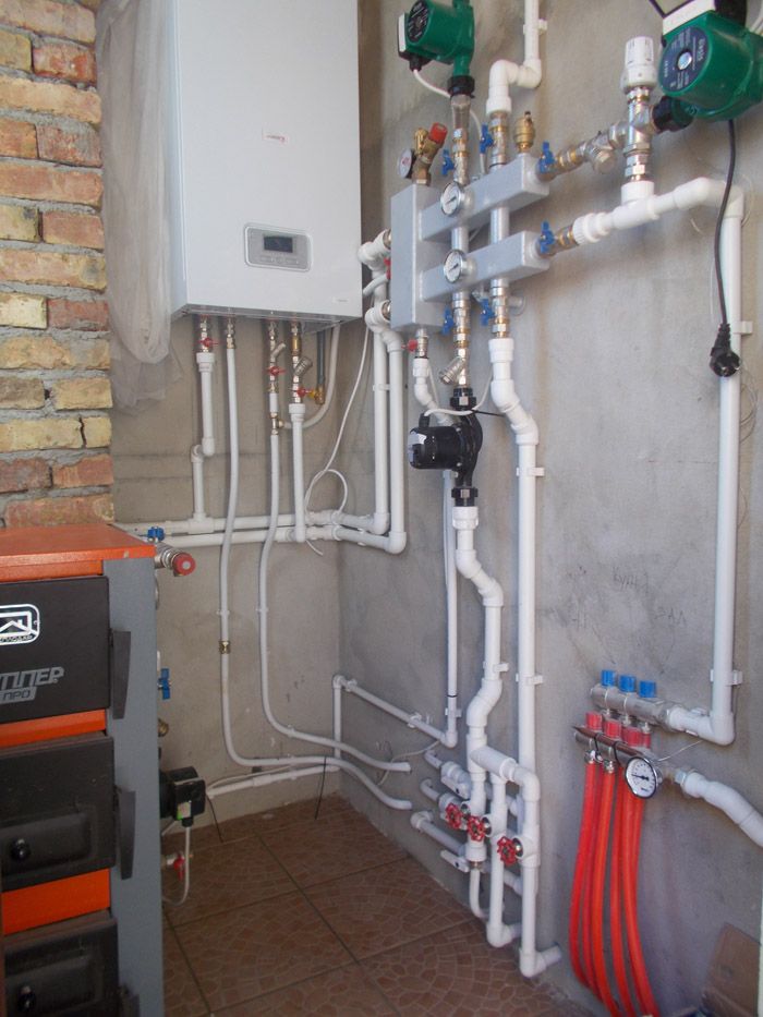 Монтаж котельной с твердотопливным и газовым котлом для комбинированной  системы отопления в частном доме в Феодосии. Сантехмонтаж